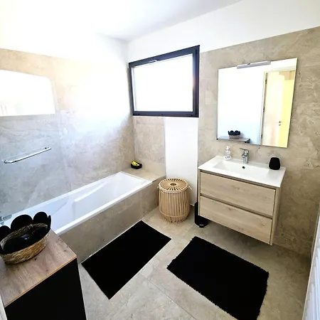 Neuf T3 Avec Terrasse, Parking Et Climatisation A Apartament *